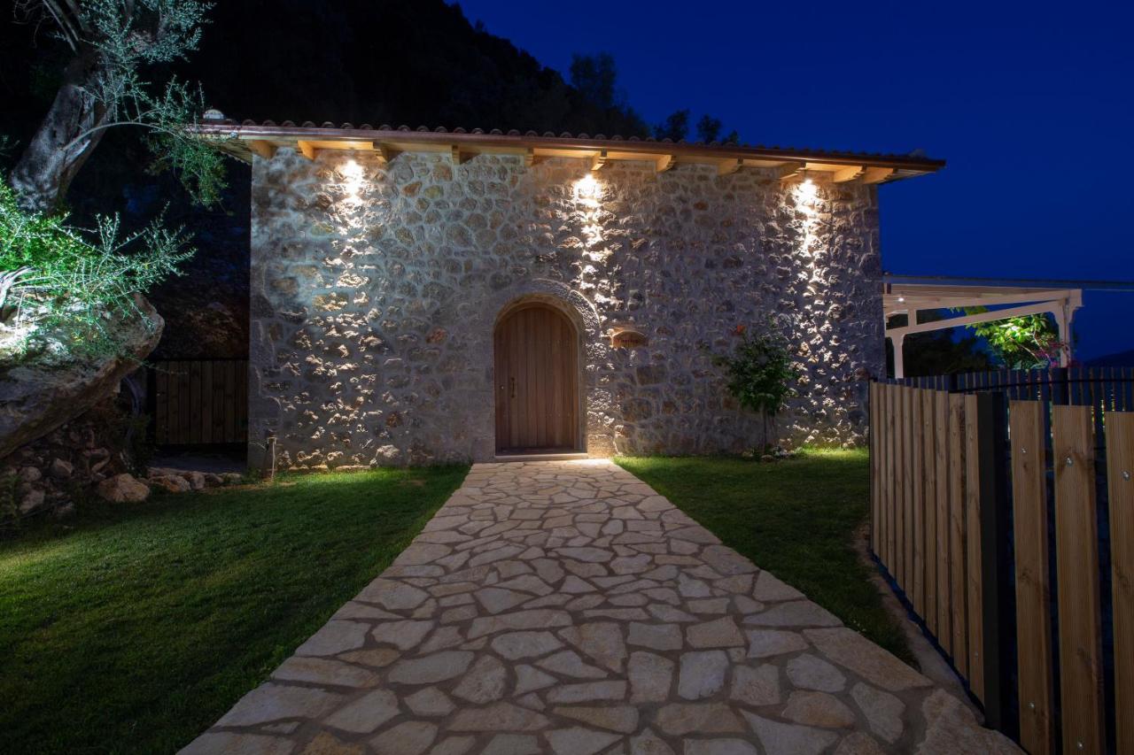 Pnoes Lefkada Villa *