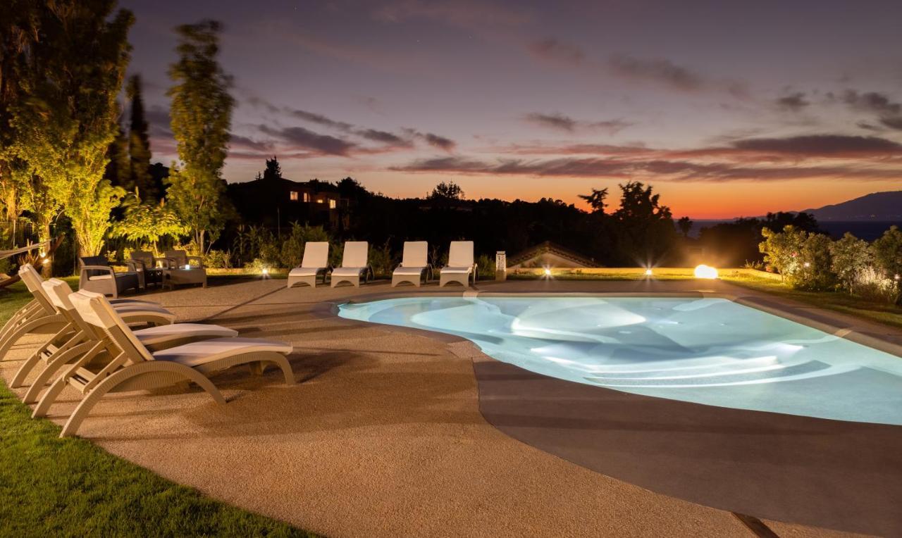 Villa Niki's - Luxury Seaview Villa!
