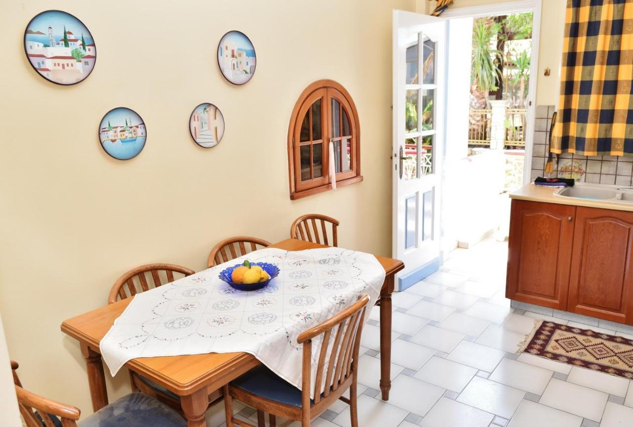 Tzivras & Holiday home *