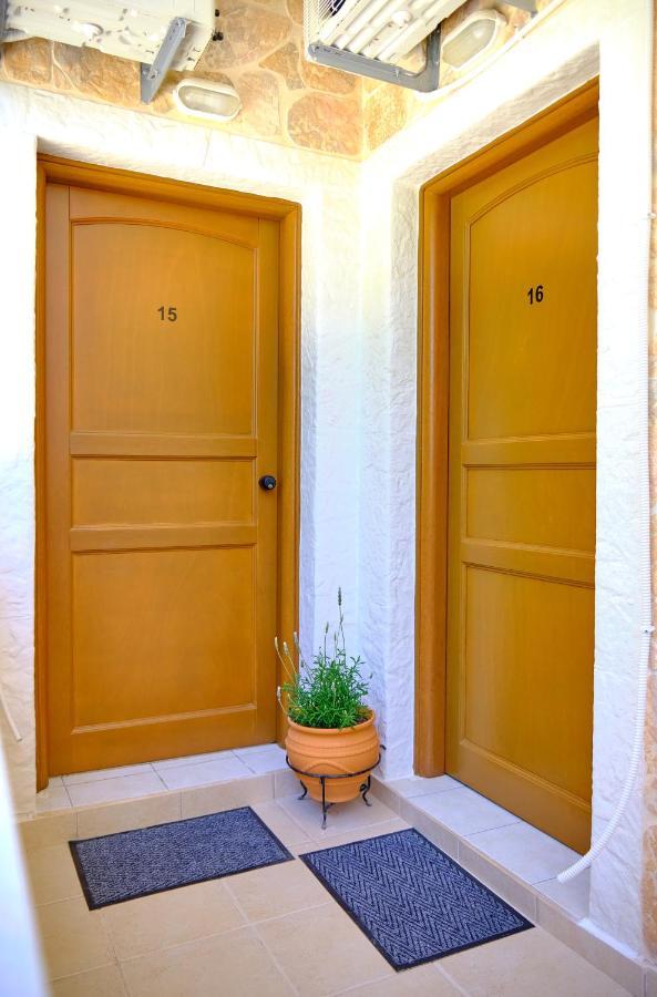 Houmis Apts & * Agios Georgios Pagon