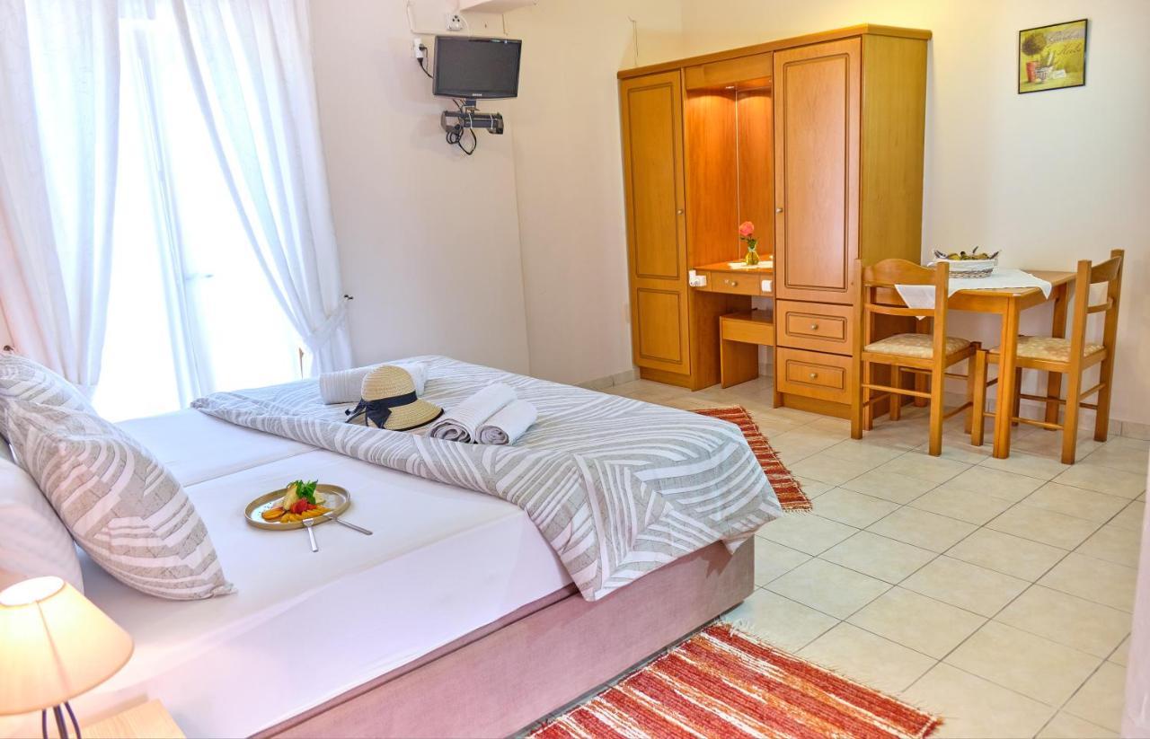 Houmis Apts & Agios Georgios Pagon