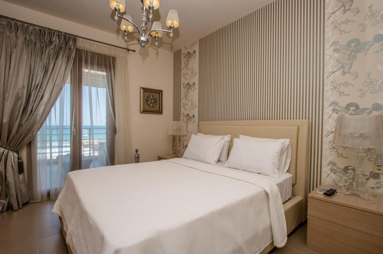 White Crystal Beachfront * Gournes Gouvon