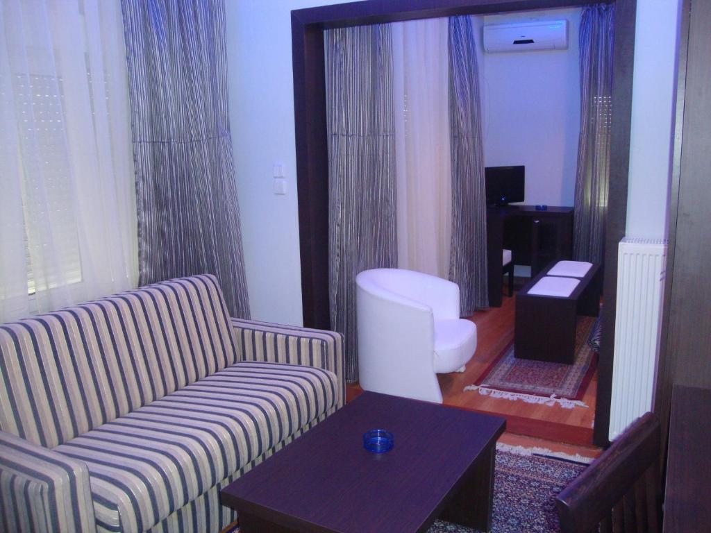 Hotel Emporiko 2*
