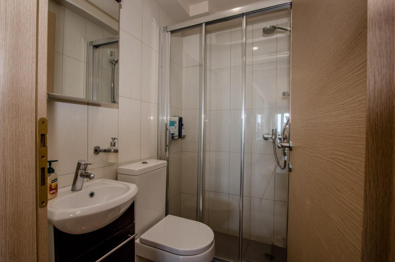 White Crystal Beachfront Apartment Gournes Gouvon