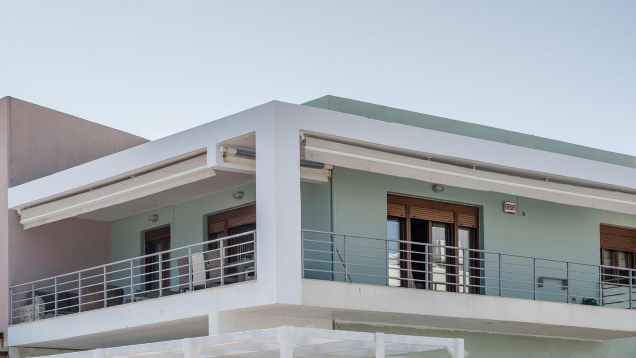White Crystal Beachfront Apartment Gournes Gouvon