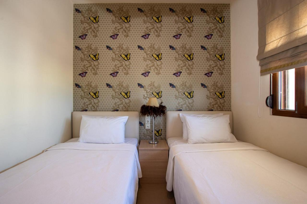 White Crystal Beachfront Gournes Gouvon