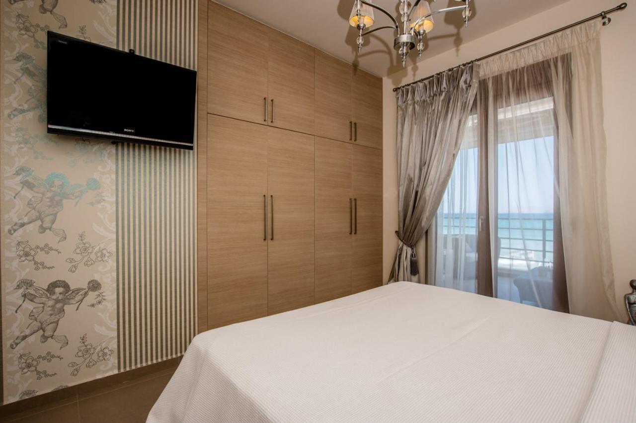White Crystal Beachfront * Gournes Gouvon