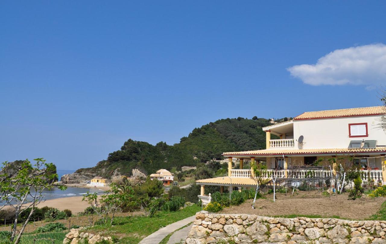 Beachfront House Tolis - *