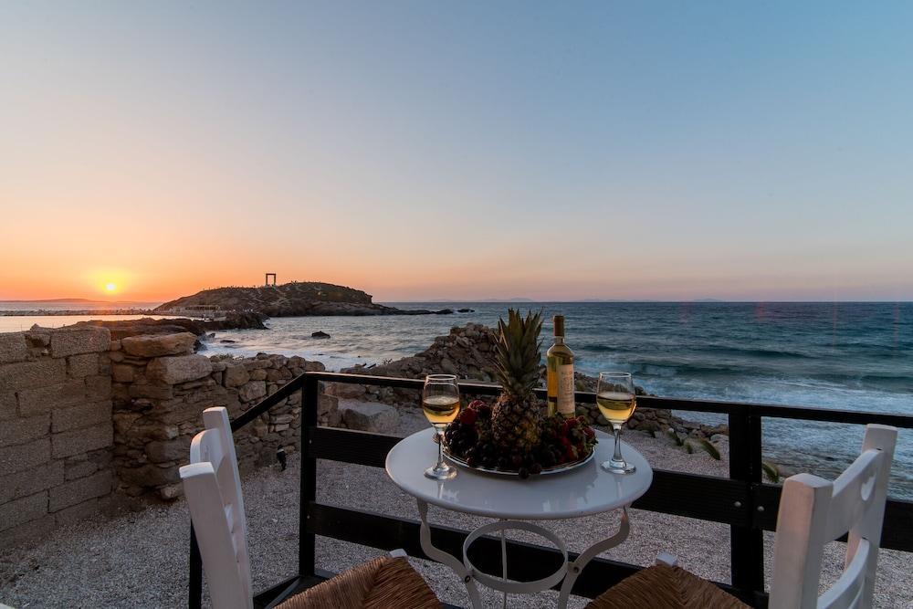 Portara Seaside Luxury Aparthotel