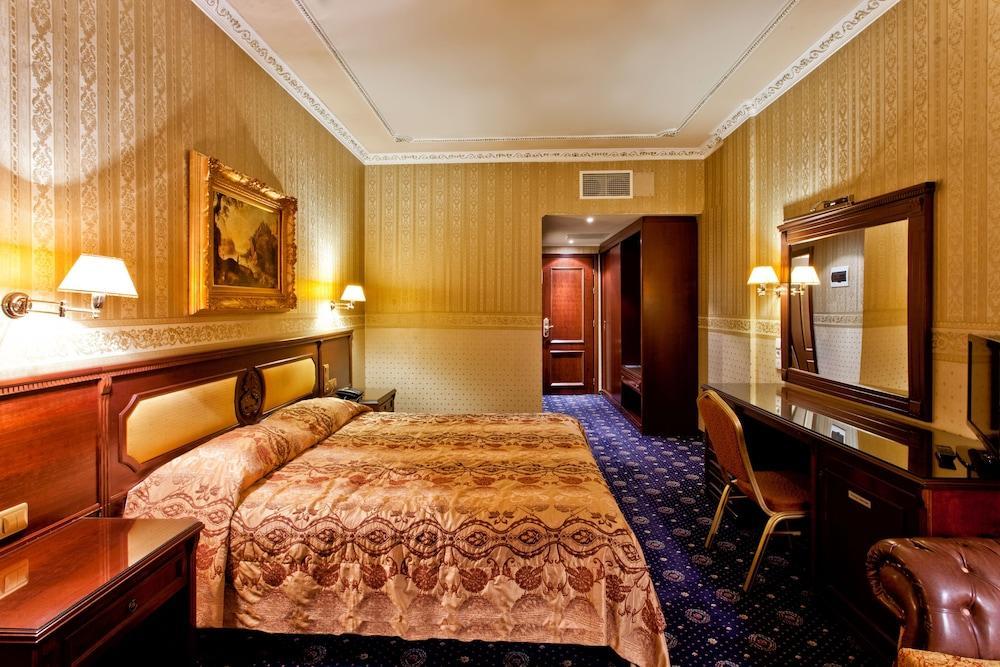 Kouros Hotel Drama