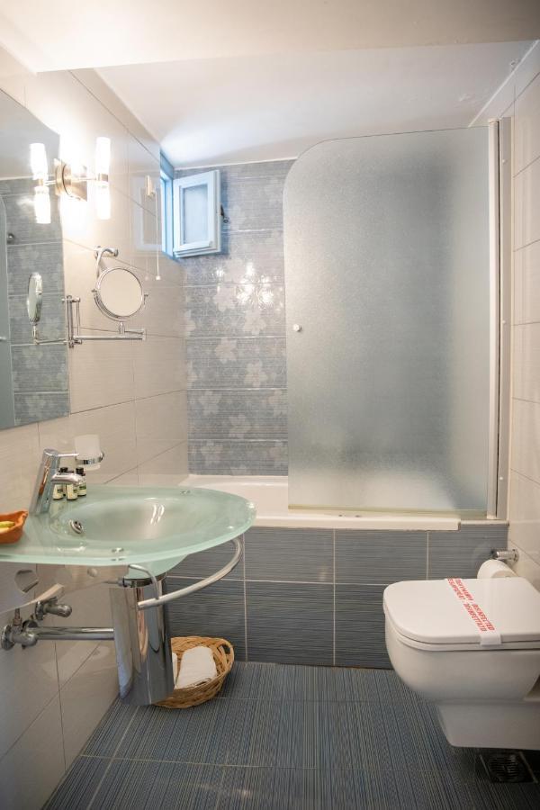 Trapela Areopolis, Boutique