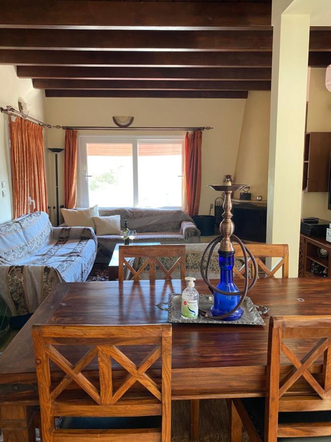 Manos' Traditional Maisonette Holiday home