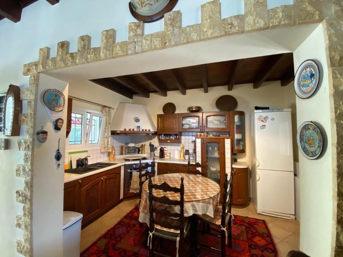 Manos' Traditional Maisonette Holiday home *