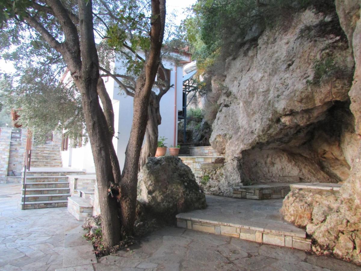 το σπιτι με την σπηλιά * Platanias (Thessaly)