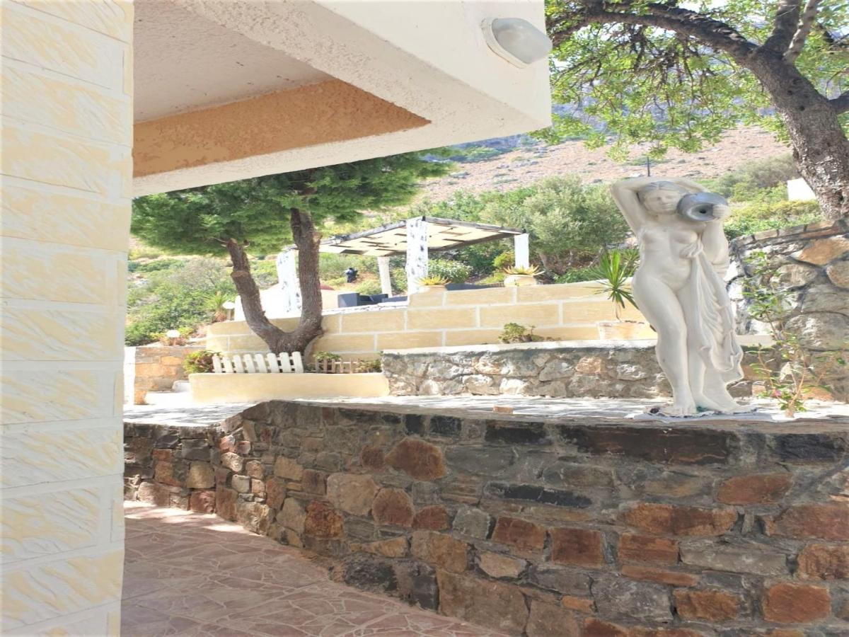 Entire Full View 3 Bedrooms 3 Bathrooms 3 Kitchens *