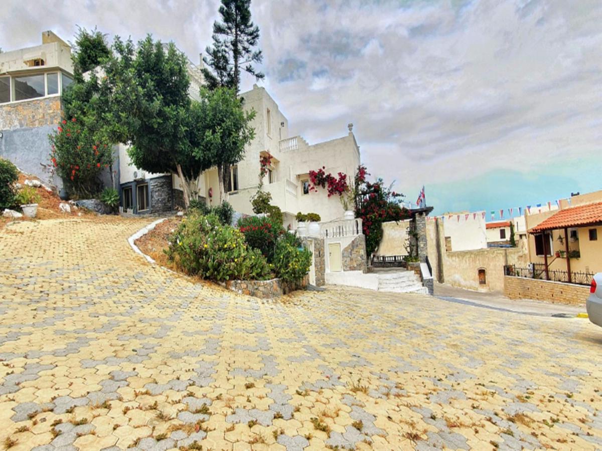 Entire Full View 3 Bedrooms 3 Bathrooms 3 Kitchens *