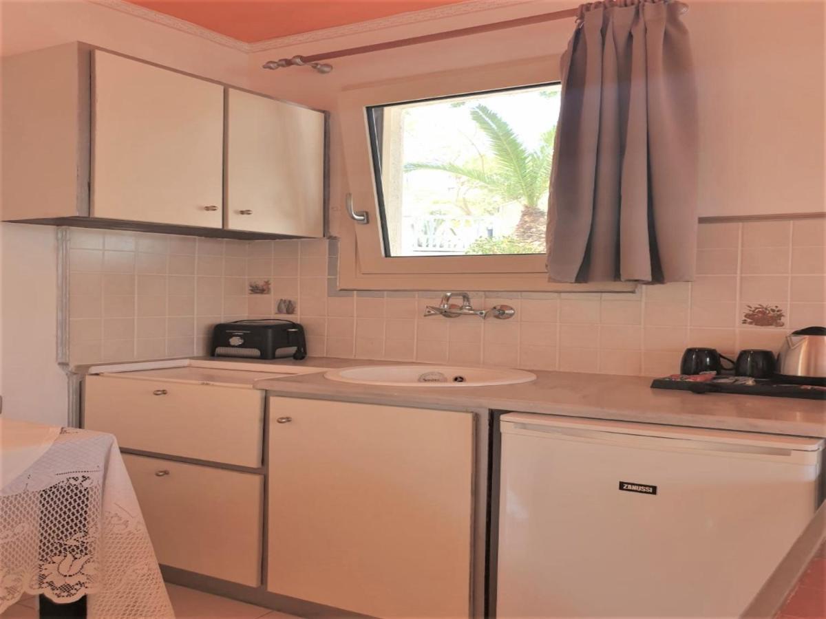 Entire Full View 3 Bedrooms 3 Bathrooms 3 Kitchens *