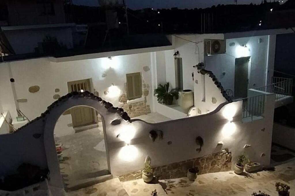 Sonia's Luxury With Jacuzzi Apartment Kamilari