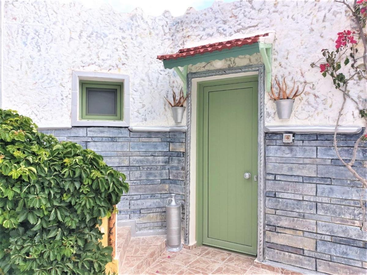 In - Senior Citizen In Blue Guest house Hersonissos (Crete)