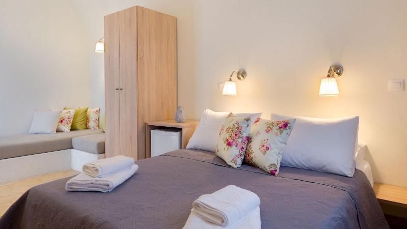 Alexander's Great View 3* Fira (Santorini)