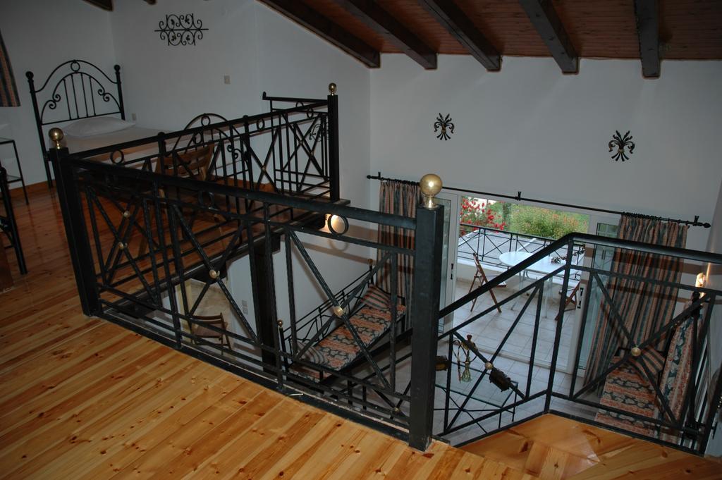 Iron House Apartment *