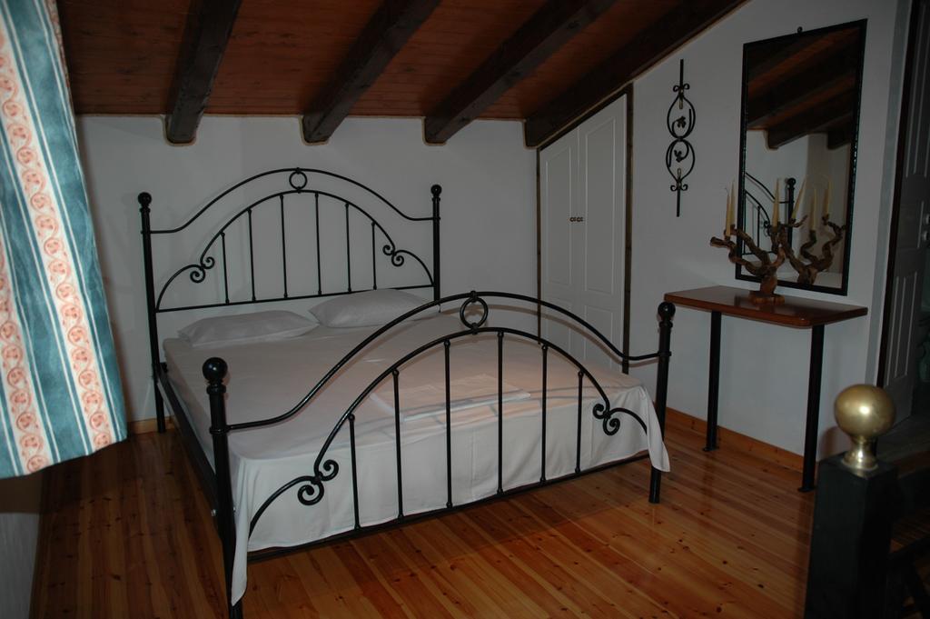 Iron House * Agios Georgios (Corfu)