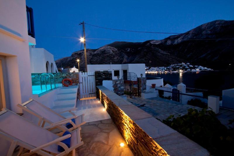 Delfini Kamares (Sifnos)