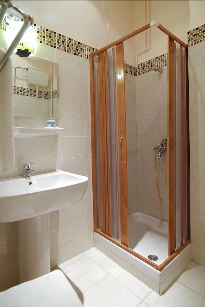 Varonos 3*