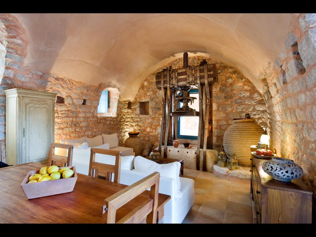 Arapakis Historic Castle Pyrgos Dirou