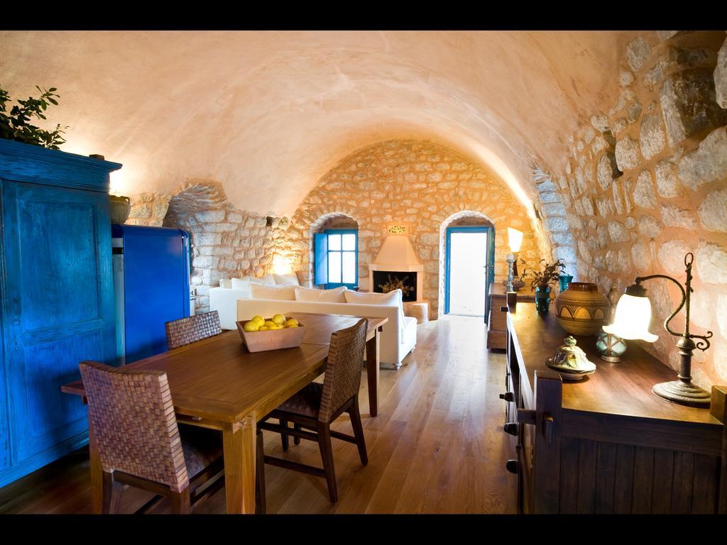 Arapakis Historic Castle Pyrgos Dirou