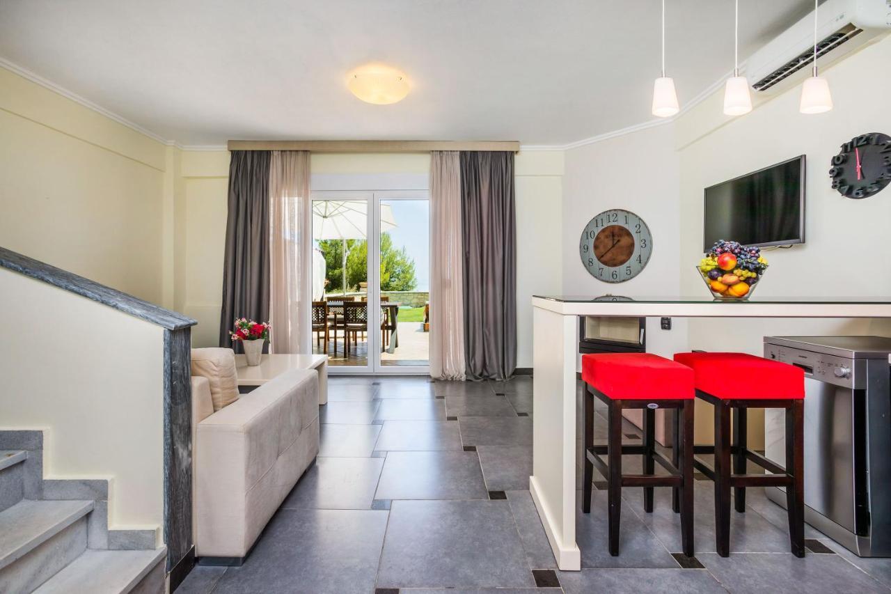 - Sunny Villa Hanioti