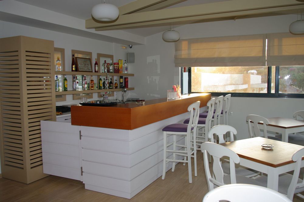 Manos Palace *