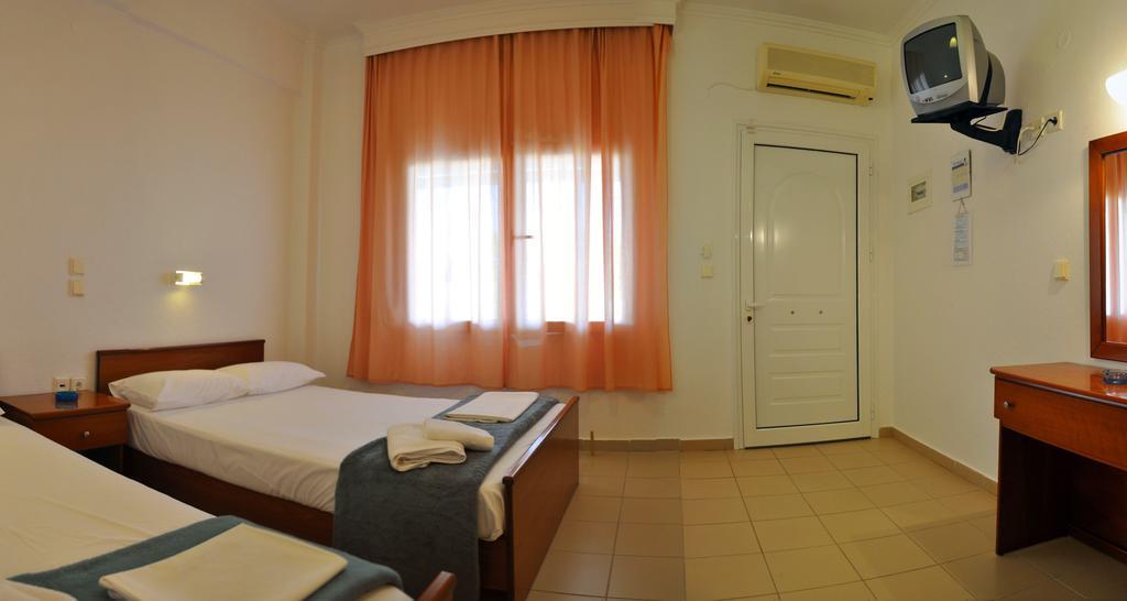 Adonis Hotel *