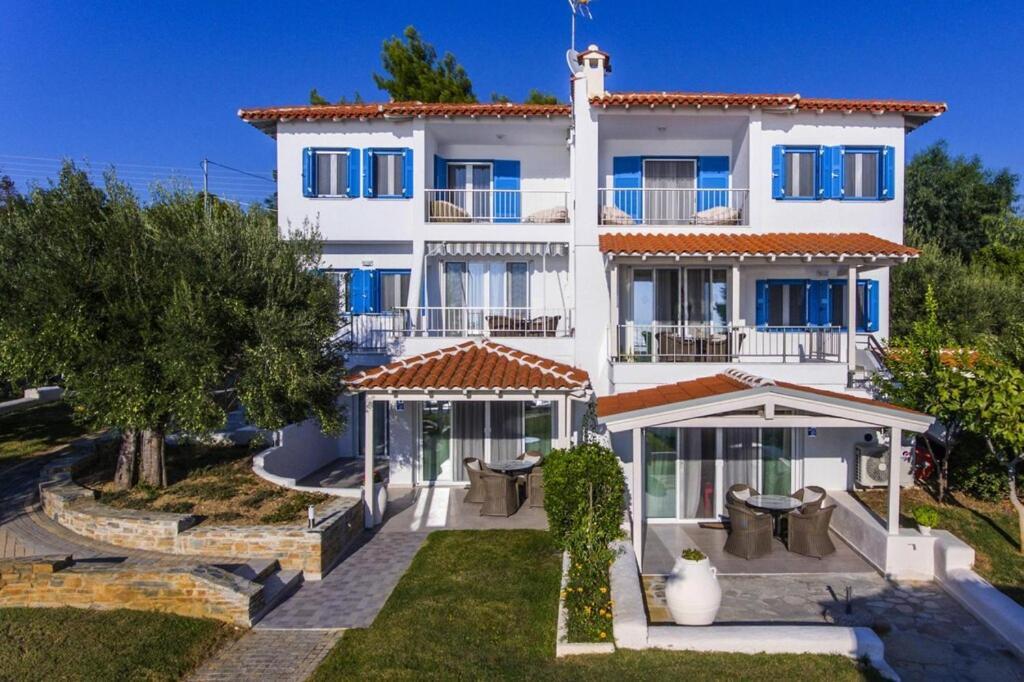 In Elia With A Shared Pool Apartment