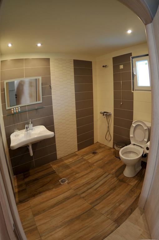 Aggelos & Deluxe Aparthotel 2*