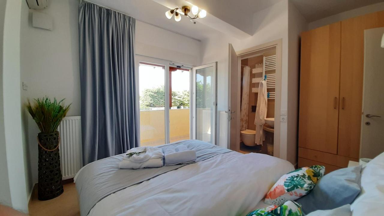 Blue Pastel-cliffside Villa, Shared Pool, Wild Sandy Nearby Holiday home