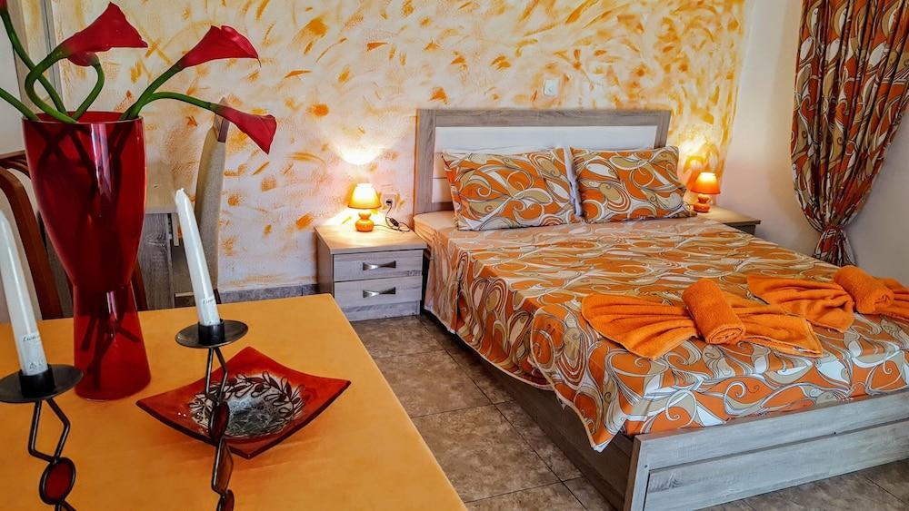 Pleasure Beachside Apartment Perissa (Santorini)