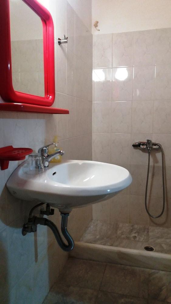 Manos Aparthotel