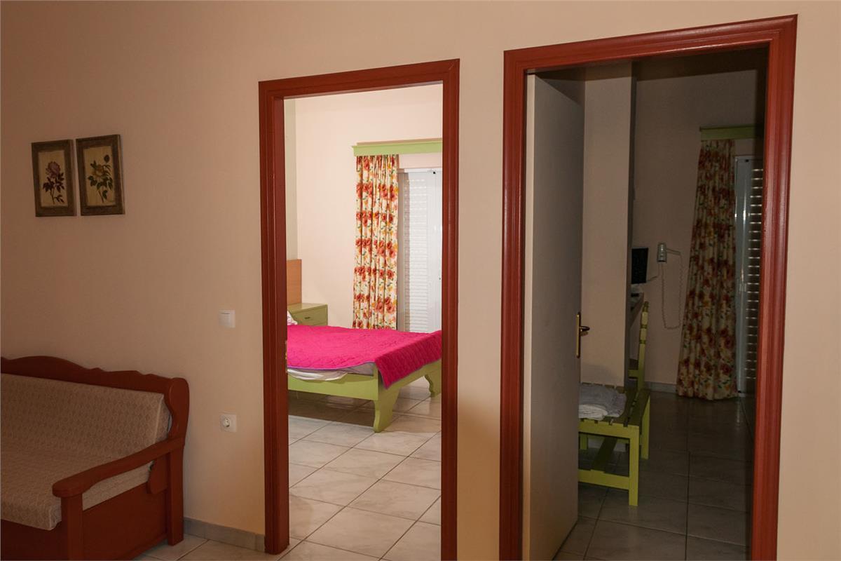 Tom & John Center Aparthotel 4*