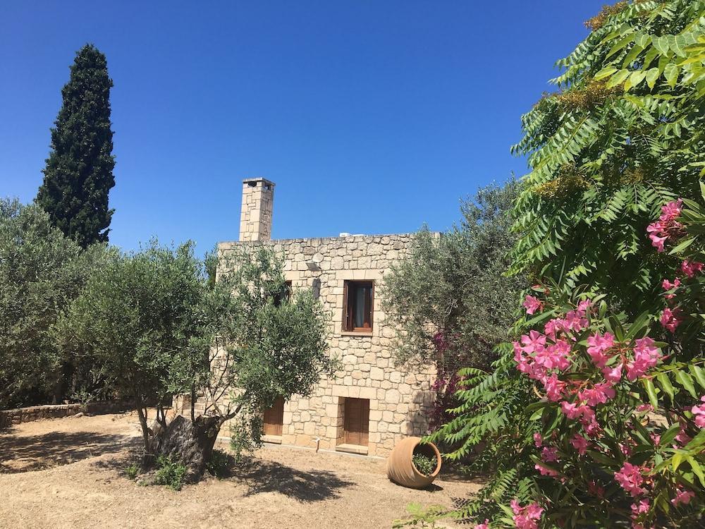 Pyrgos Ralli Estate Apartment *