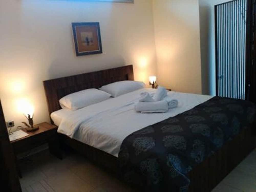 Our House Luxury Suites Apartment