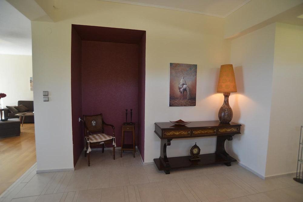 Our House Luxury Suites Apartment Palaiontsiflikion