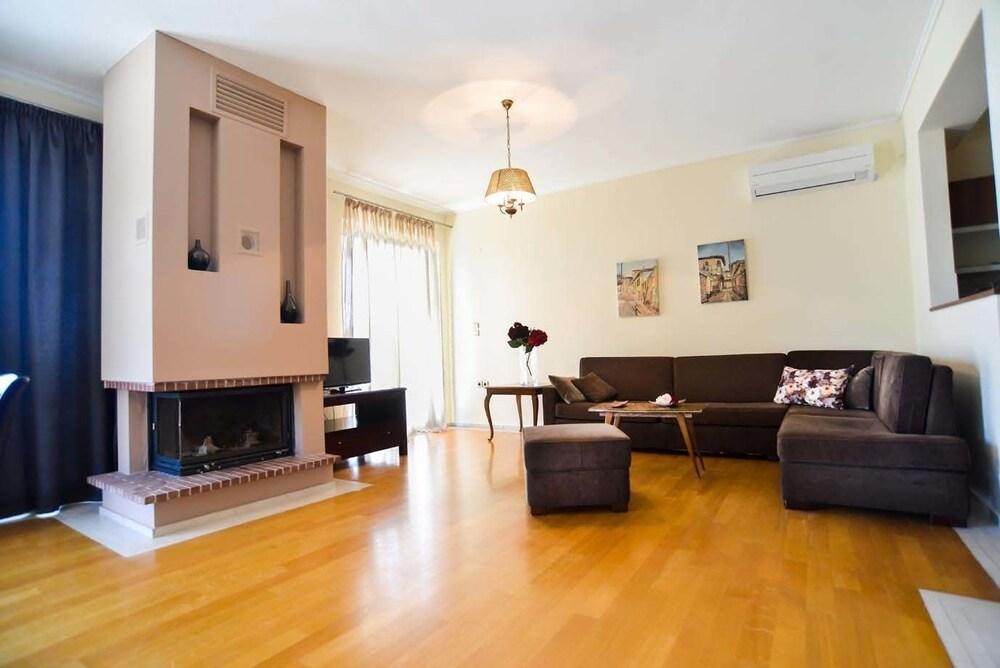Our House Luxury Suites Apartment