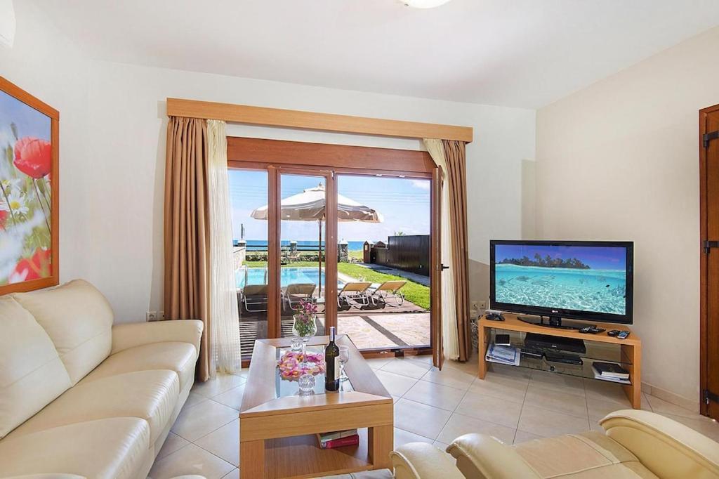 Horizon Line, Holiday home