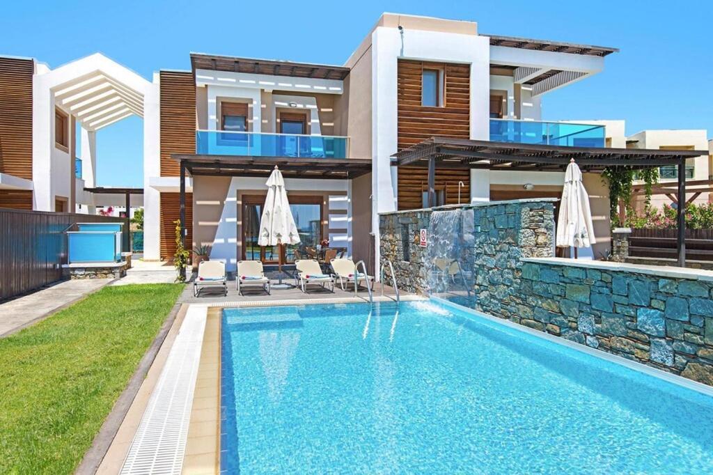 Horizon Line, Holiday home *