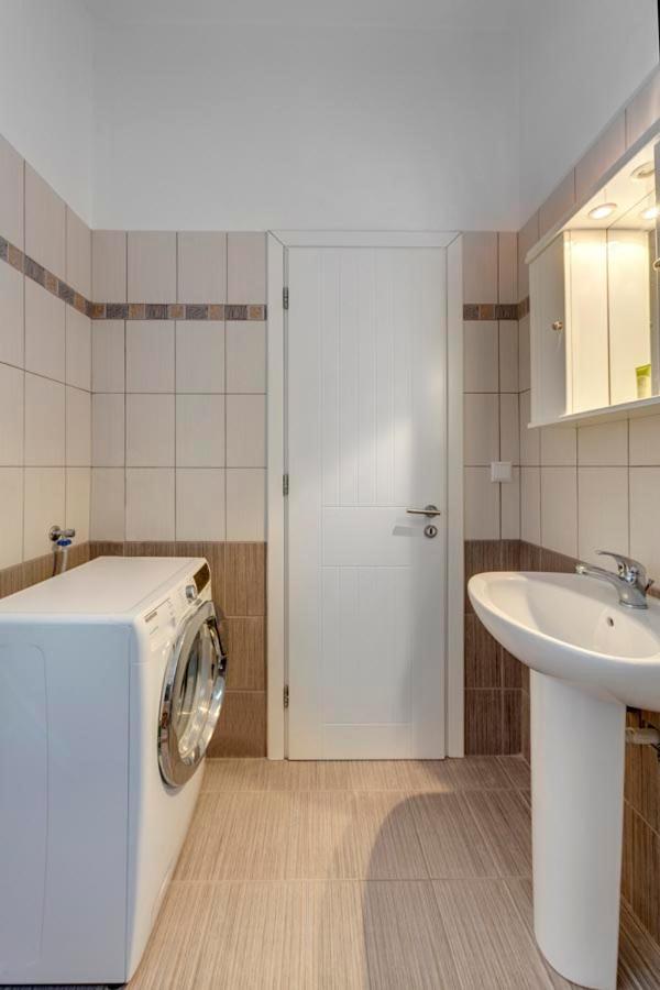Waterview Holiday home Kini