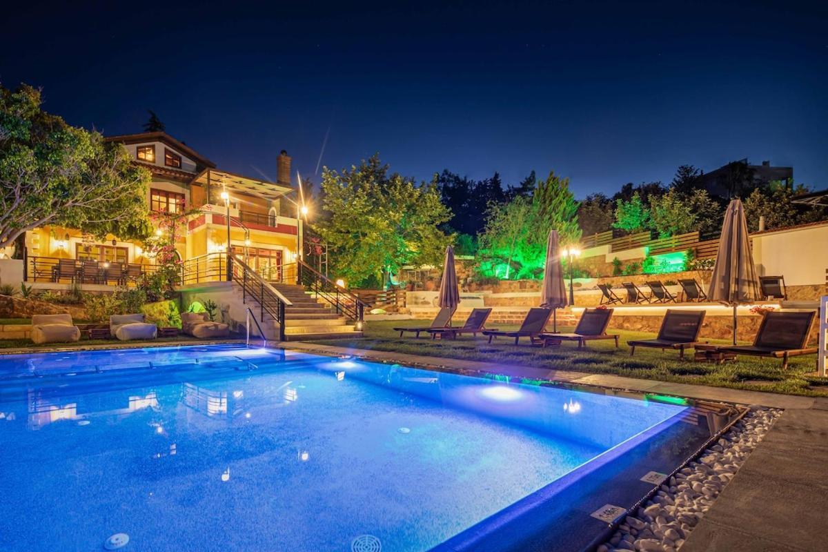Staras - With Private Heated Pool & Jacuzzi Villa