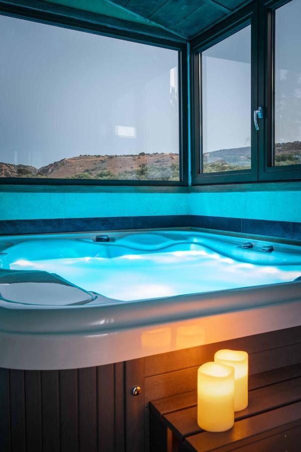 Staras - With Private Heated Pool & Jacuzzi