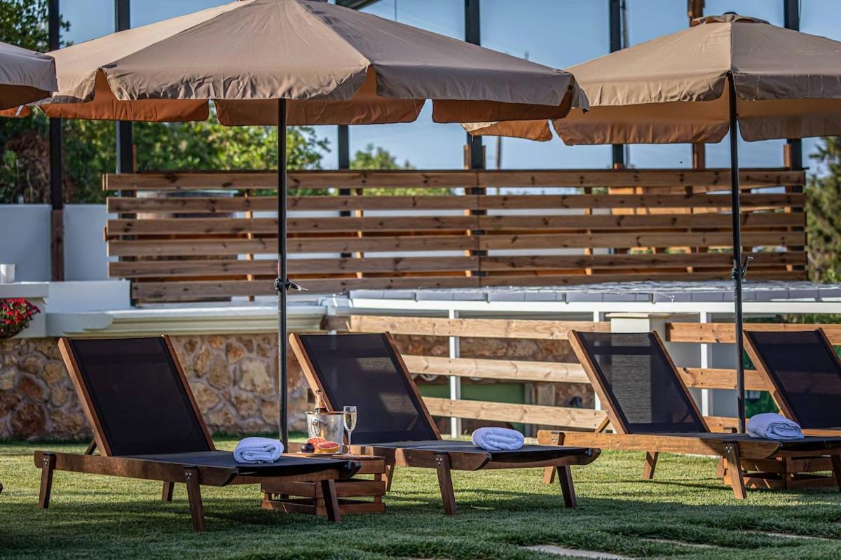Staras - With Private Heated Pool & Jacuzzi Villa