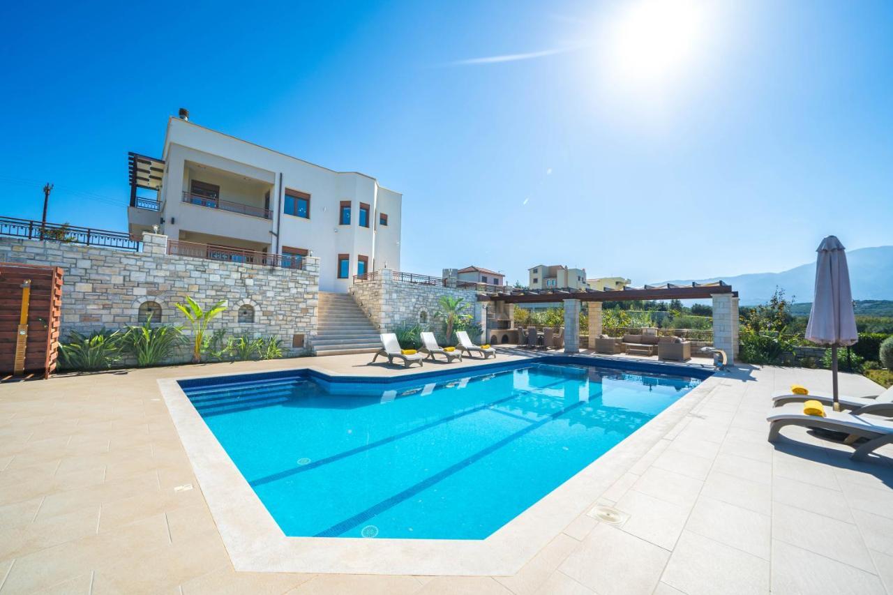 Iremia Luxury With Pool *